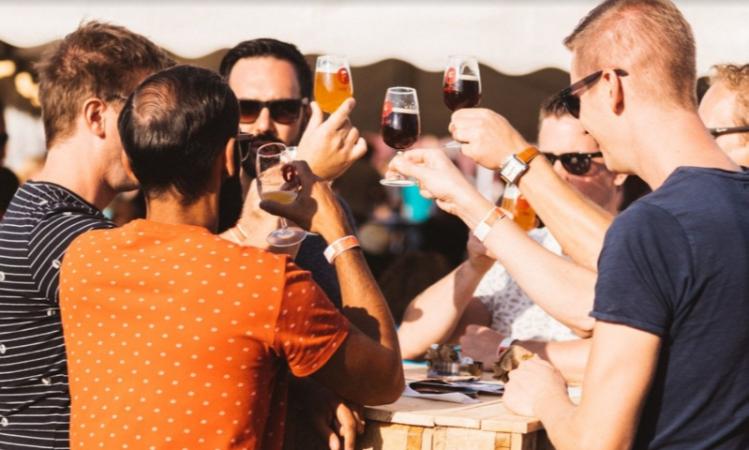 Proosten tijdens bierfestival Brewda Proosten tijdens bierfestival Brewda